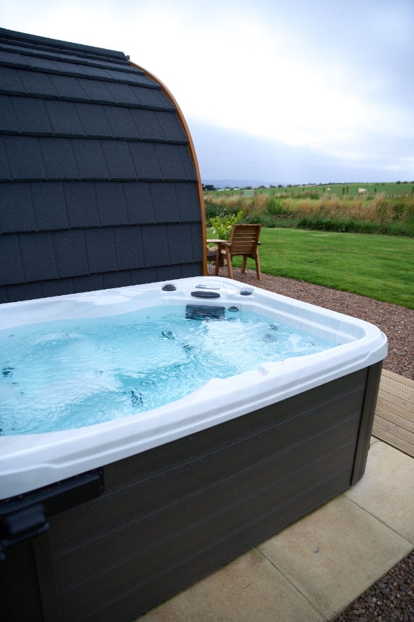 braeview-glamping-hottub